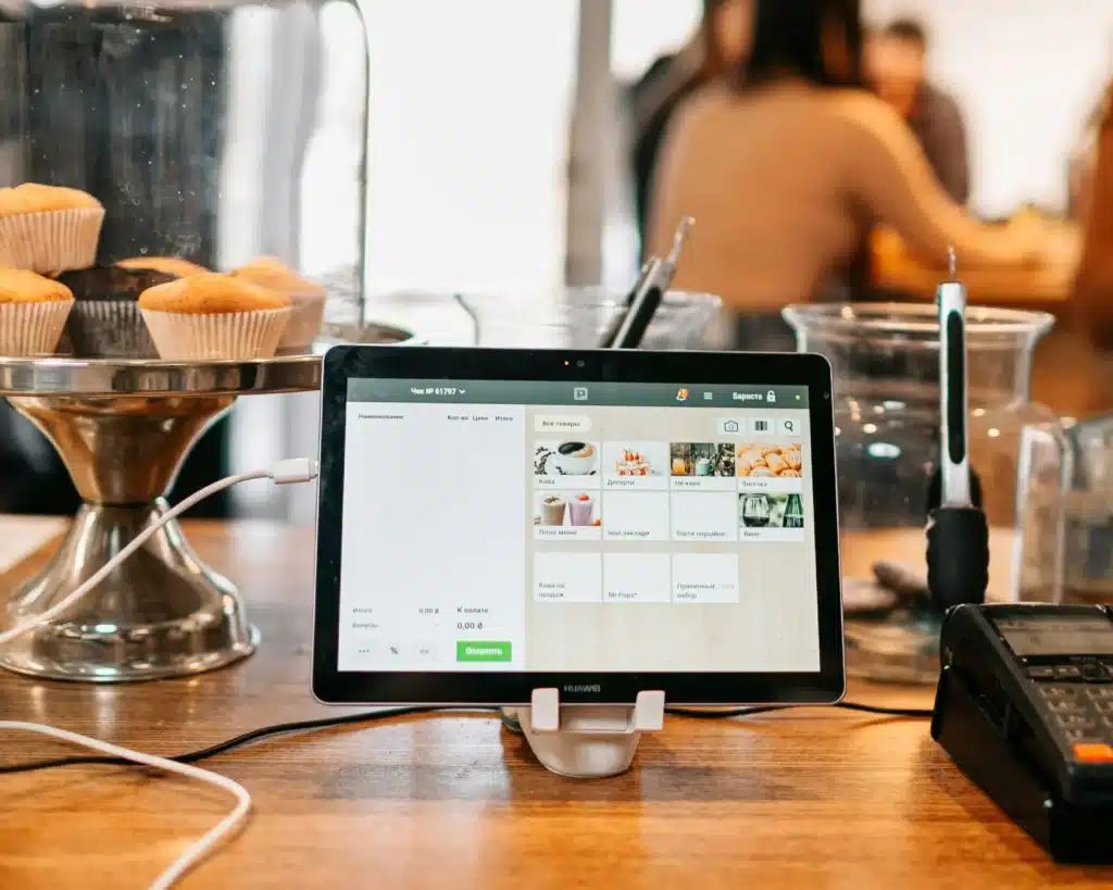 computador com cardápio digital em sistema de gestão para restaurante